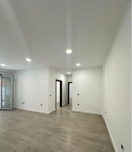 ZYRE ME QIRA  (PRANE DELIJORGJIT) 1450 euro