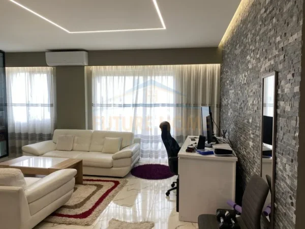 Tirane, jepet me qera apartament duplex 1+1 , 60 m² 400 € (Fresku)