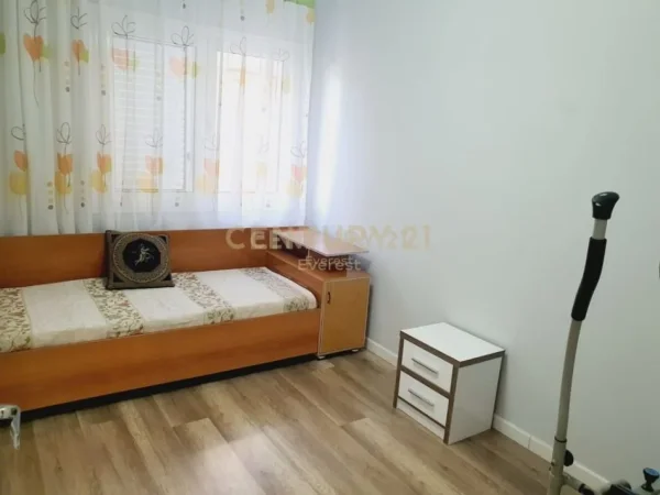 Tirane, jepet me qera apartament 2+1+Ballkon Kati 2, 80 m² 550 € (Kodra e Diellit)
