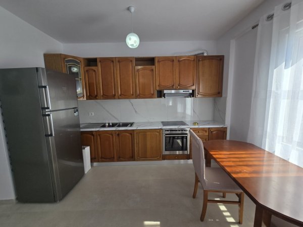 Tirane, jepet me qera apartament 2+1+Aneks+Ballkon Kati 3, 100 m² 600 € (rruga 5 maji)
