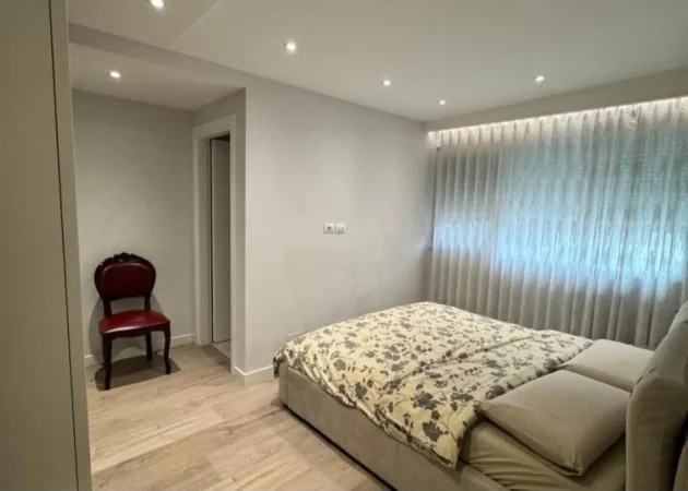 Tirane, jepet me qera apartament 2+1 Kati 5, 101 m² 1.250 € (Bllok)