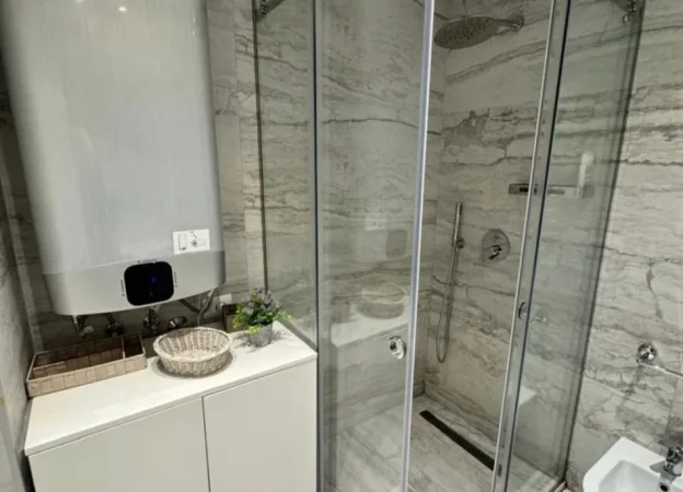 Tirane, jepet me qera apartament 2+1 Kati 5, 101 m² 1.250 € (Bllok)