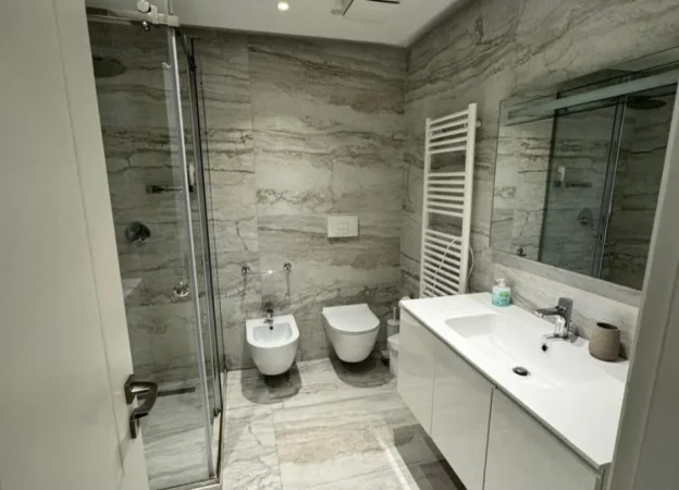 Tirane, jepet me qera apartament 2+1 Kati 5, 101 m² 1.250 € (Bllok)