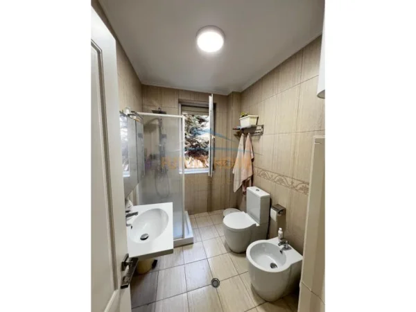 Tirane, jepet me qera apartament 2+1+Ballkon Kati 1, 126 m² 1.000 € (Kopshti Zoologjik)