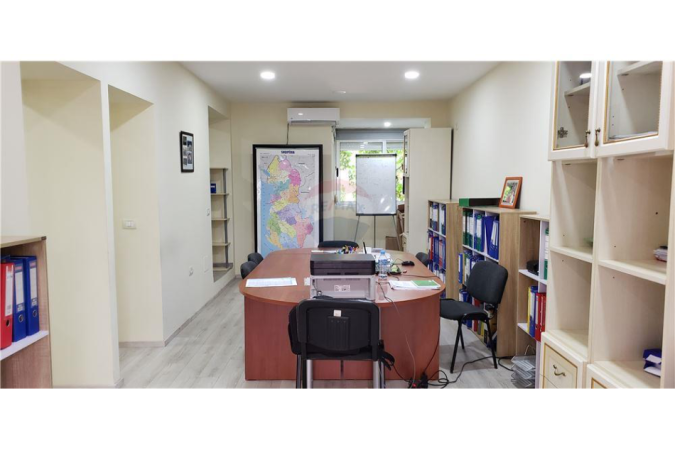 Tirane, shitet ambjent biznesi Kati 0, 107 m² 270.000 € (Bulevardi Zogu i I)