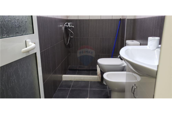 Tirane, shitet ambjent biznesi Kati 0, 107 m² 270.000 € (Bulevardi Zogu i I)