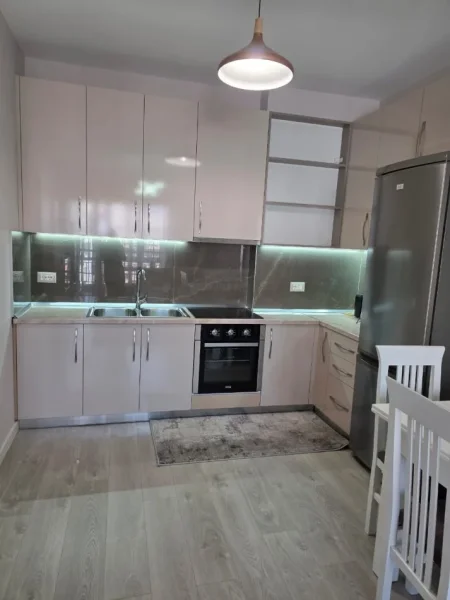 Tirane, jepet me qera apartament 1+1 Kati 6, 61 m² 450 € (astir)