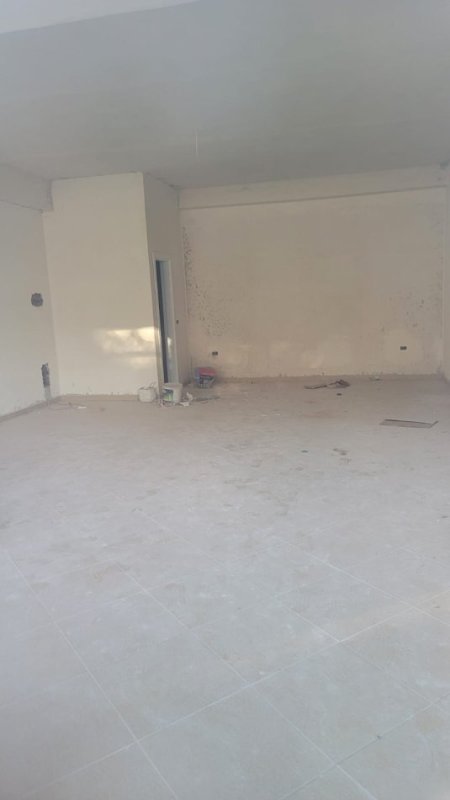 Tirane, shitet dyqan Kati 0, 65 m² 130.000 € (xhamlliku)