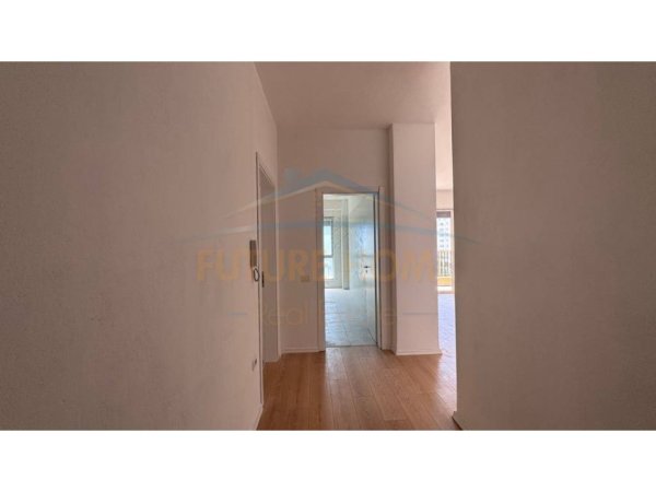 Tirane, shitet apartament 3+1 Kati 4, 149 m² 230.000 € (Fusha e Aviacionit)