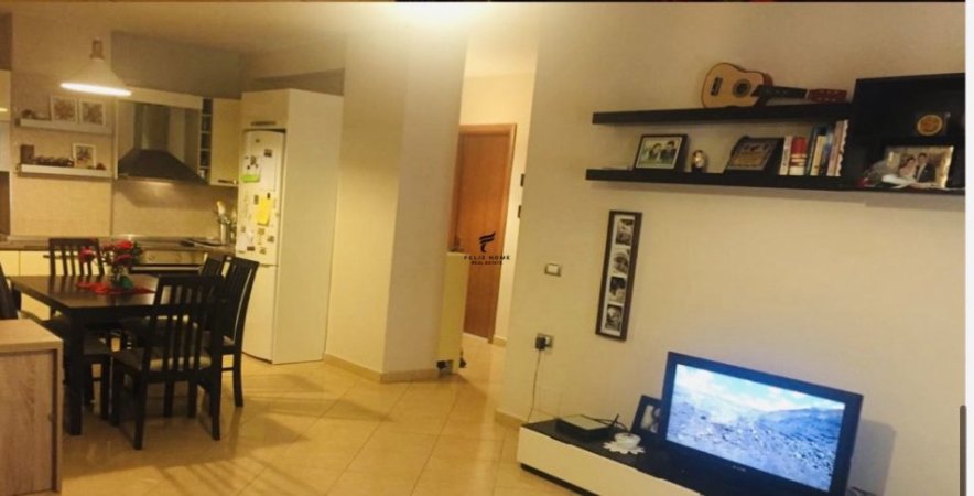 Tirane, jepet me qera apartament 1+1+Ballkon Kati 6, 73 m² 350 € (YZBERISHT)