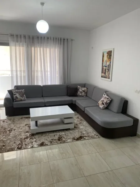 JEPET ME QERA APARTAMENT 2+1 NË VASIL SHANTO AFER KOMUNËS 700 €