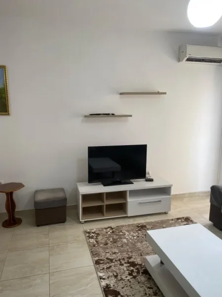 JEPET ME QERA APARTAMENT 2+1 NË VASIL SHANTO AFER KOMUNËS 700 €