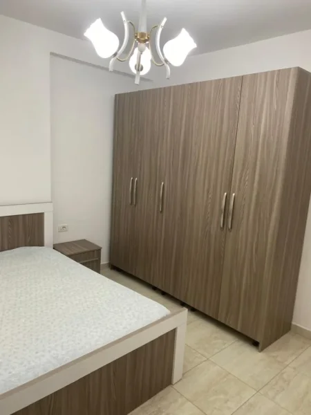 JEPET ME QERA APARTAMENT 2+1 NË VASIL SHANTO AFER KOMUNËS 700 €