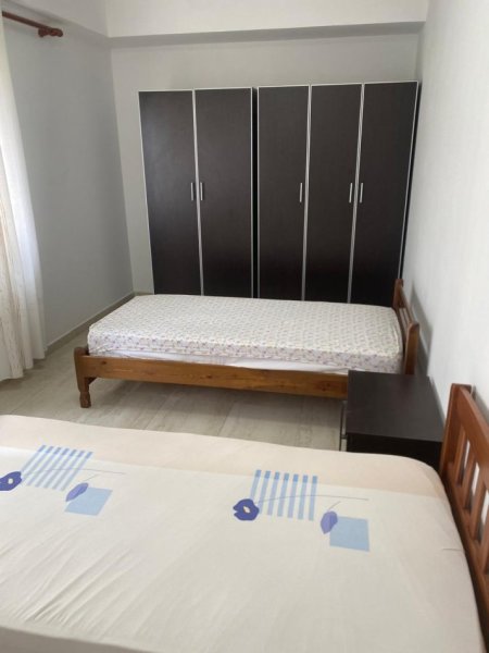 Tirane, jepet me qera apartament 2+1 Kati 2, 85 m² 700 € ( *JEPET ME QERA APARTAMENT 2+1 NË VASIL SHANTO (AFER KOMUNËS)!* *Jepet me Qera Apartament 2+1 në Vasil Shanto (Afer Komunës)!* Apartament i mobiluar me cilësi të lartë, i përsht...