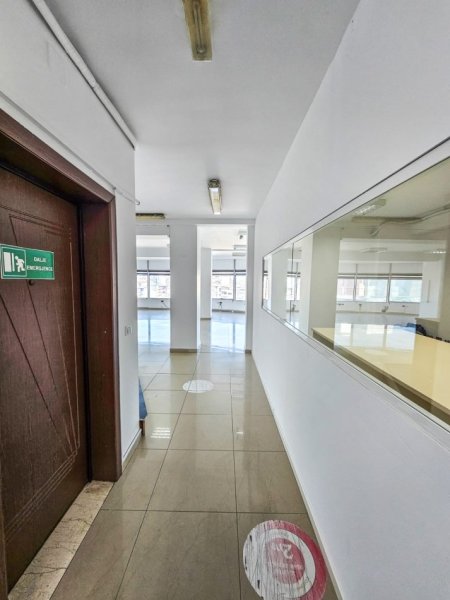 Tirane, jepet me qera zyre Kati 5, 300 m² 2.700 € (RRUGA E DIBRES)