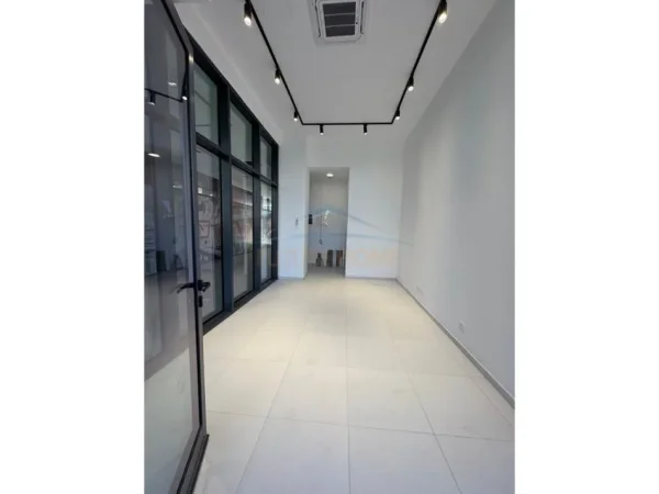 0683487469  Tirane, jepet me qera ambjent biznesi Kati 0, 27 m² 800 € (Liqeni Artificial , Lake View)
