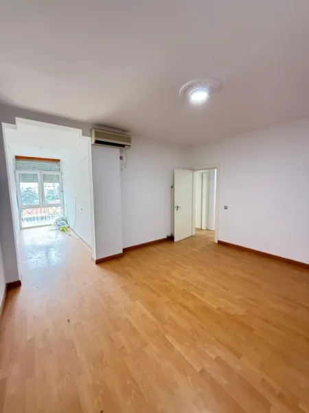 Tirane, jepet me qera ambjent biznesi Kati 4, 150 m² 1.500 € (Bllok)
