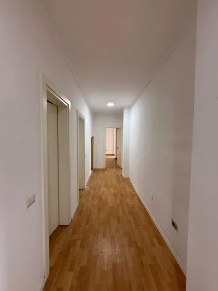 Tirane, jepet me qera ambjent biznesi Kati 4, 150 m² 1.500 € (Bllok)