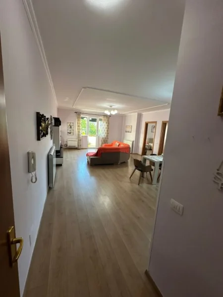 Tirane, jepet me qera apartament 2+1 Kati 2, 117 m² 650 € (Rruga Elbasanit)