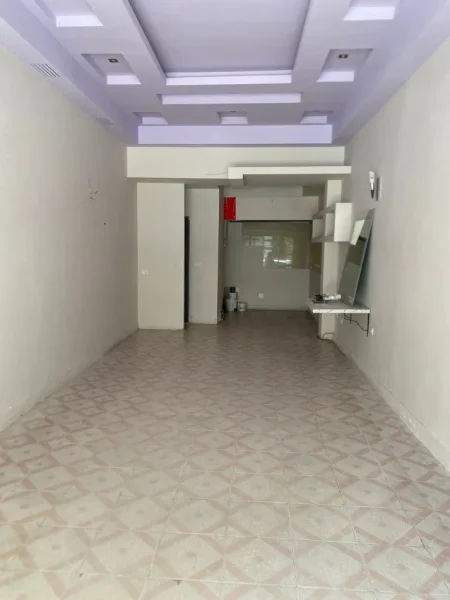 Tirane, jepet me qera ambjent biznesi Kati 0, 40 m² 300 € (don bosko)