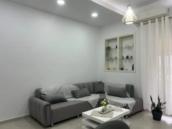Tirane, jepet me qera apartament 1+1 Kati 2, 600 m² 600 € (Liqeni i Thatë)