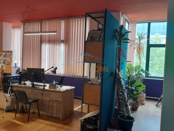 Tirane, shitet apartament 3+1 Kati 1, 132 m² 248.000 € (Rruga e Kavajes)