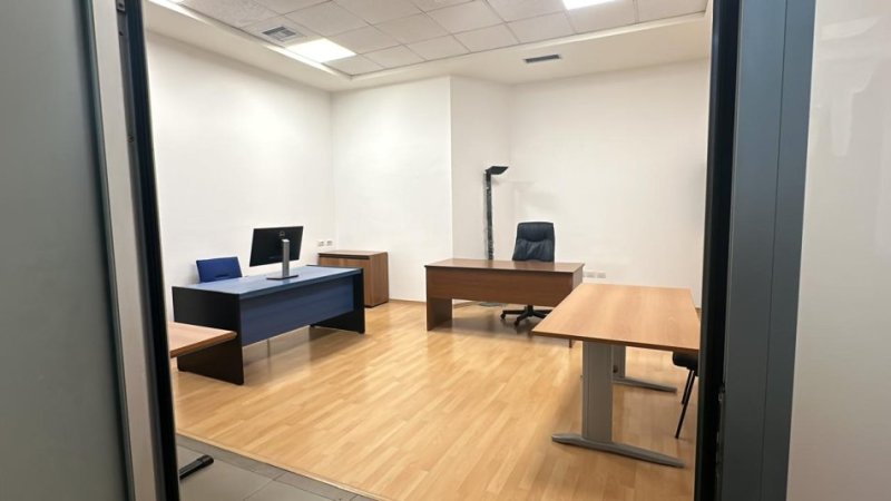 Tirane, jepet me qera zyre Kati 1, 30 m² 800 € (QENDER)