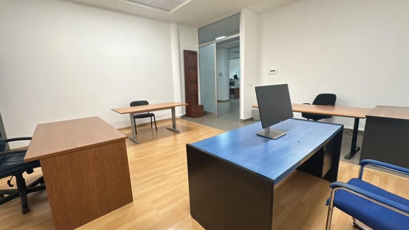 Tirane, jepet me qera zyre Kati 1, 30 m² 800 € (QENDER)