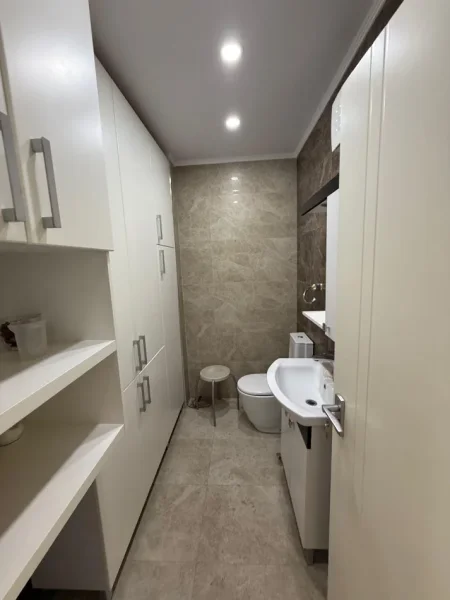 Tirane, jepet me qera ambjent biznesi Kati 3, 150 m² 1.500 € (Bllok)