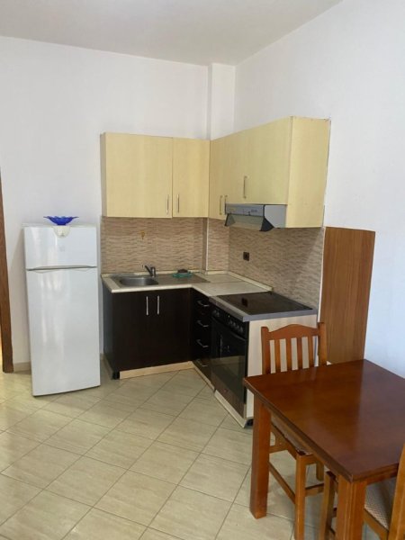 Tirane, jepet me qera apartament 1+1 Kati 4, 60 m² 400 € ( *JEPET ME QERA HYRJE 1+1 NË 5 MAJ – AFER CONCORDIT!*)