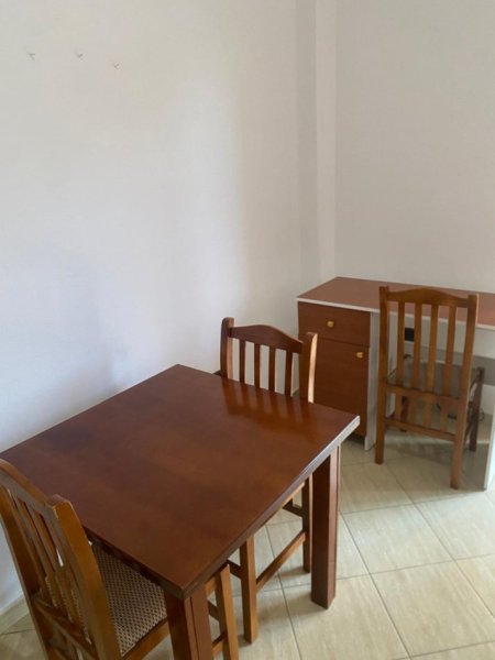 Tirane, jepet me qera apartament 1+1 Kati 4, 60 m² 400 € ( *JEPET ME QERA HYRJE 1+1 NË 5 MAJ – AFER CONCORDIT!*)