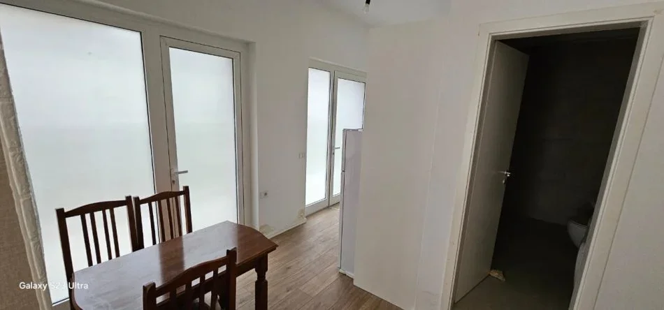 Tirane, jepet me qera apartament 1+1 Kati 0, 35 m² 260 € (Ali Demi)