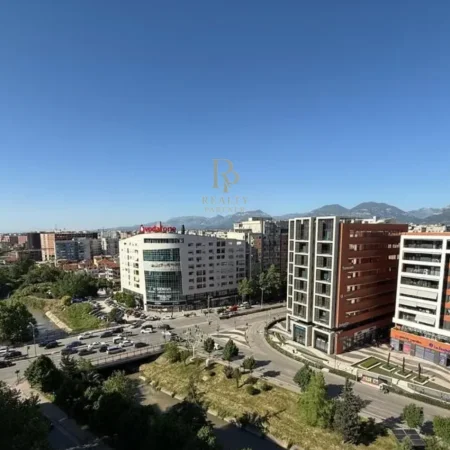 Tirane, jepet me qera ambjent biznesi Kati 0, 300 m² 500 € (Pallatet Cabej)