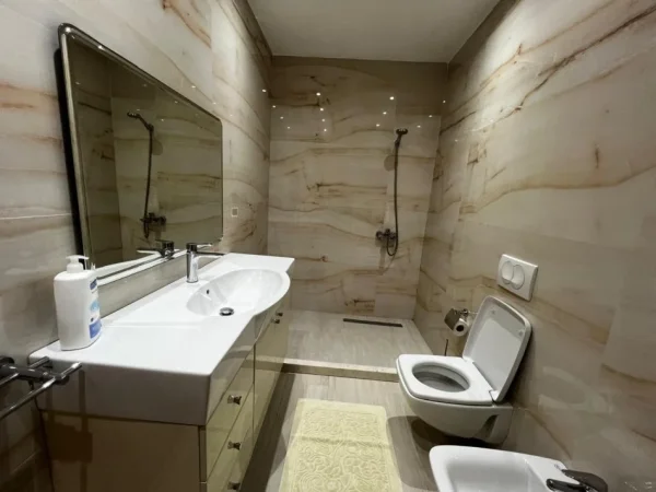 Tirane, jepet me qera apartament 2+1+Aneks+Ballkon Kati 3, 130 m² 900 € (PRANE jURIDIKUT)