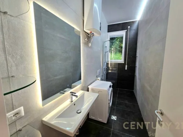 Tirane, jepet me qera apartament 1+1 , 70 m² 550 € (Prane Kopshtit Zoologjik)