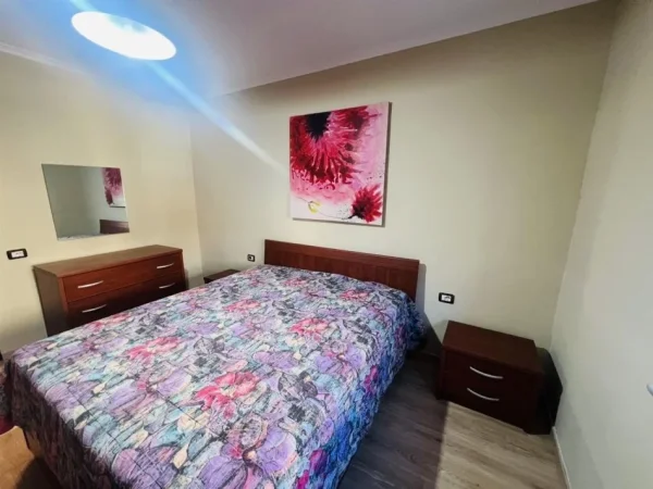 Tirane, jepet me qera apartament 2+1 Kati 4, 70 m² 700 € (JEPET SUPER APARTAMENT ME QERA TEK STADIUMI DINAMO, SUPER I MOBILUAR.)