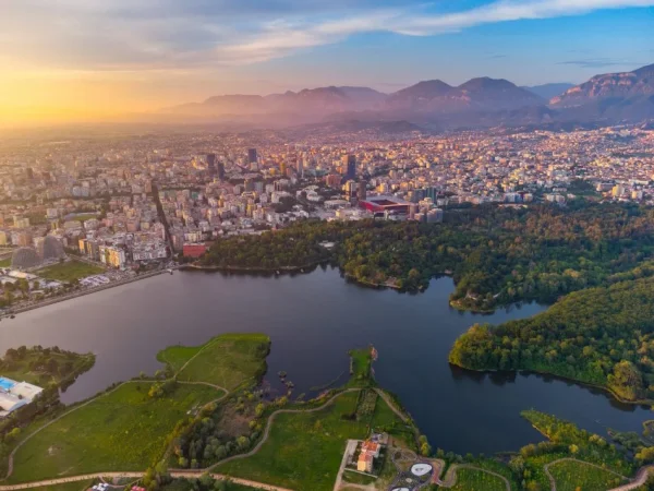 Tirane, jepet me qera apartament 1+1 Kati 2, 60 m² 250 € (Tufine)