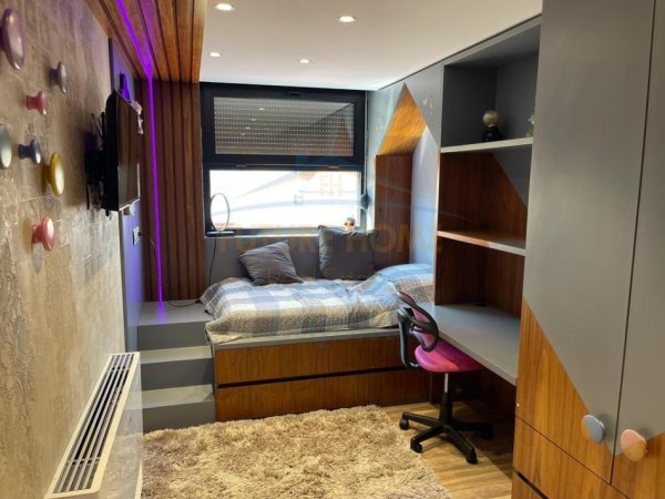 Tirane, jepet me qera apartament 3+1+Ballkon Kati 3, 210 m² 1.700 € (Liqeni i Thate, Rruga Peti)