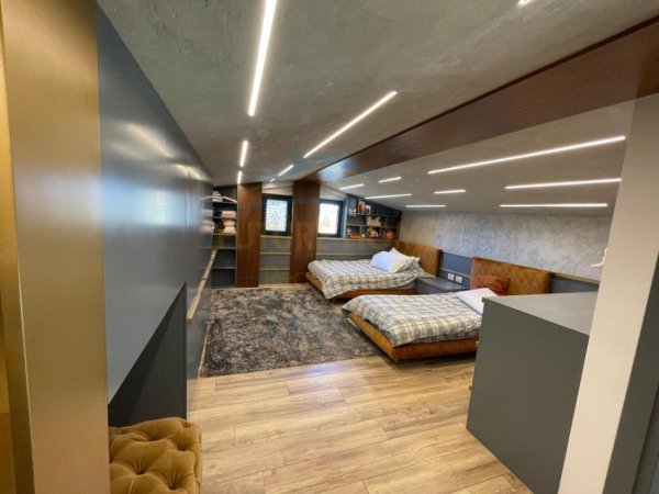 Tirane, jepet me qera apartament 3+1+Ballkon Kati 3, 210 m² 1.700 € (Liqeni i Thate, Rruga Peti)