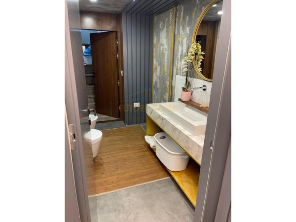 Tirane, jepet me qera apartament 3+1+Ballkon Kati 3, 210 m² 1.700 € (Liqeni i Thate, Rruga Peti)