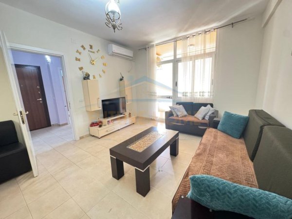 Tirane, jepet me qera apartament 1+1+Ballkon Kati 7, 75 m² 400 € (Unaza e Re, Kompleksi Fratari)