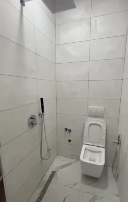 Tirane, shitet apartament 2+1+Ballkon Kati 2, 115 m² 132.000 € (Ish Restorant Qesaraka)