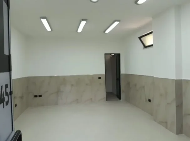 Tirane, jepet me qera zyre Kati -1, 35 m² 400 € (Prane Shkolles Avni Rustemi, Rruga e Bogdaneve)