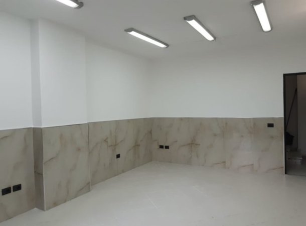 Tirane, jepet me qera zyre Kati -1, 35 m² 400 € (Prane Shkolles Avni Rustemi, Rruga e Bogdaneve)