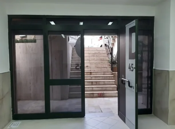 Tirane, jepet me qera zyre Kati -1, 35 m² 400 € (Prane Shkolles Avni Rustemi, Rruga e Bogdaneve)