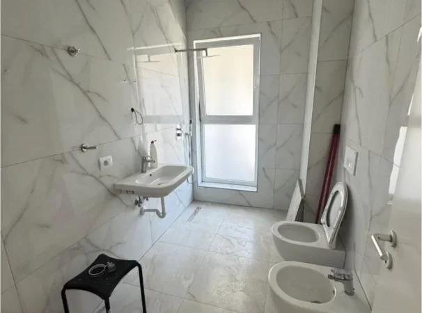 Tirane, jepet me qera apartament 2+1+Ballkon Kati 2, 90 m² 450 € (Kompleksi Marga 2, Prane Bulevardit Te Ri)