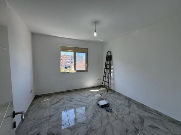 Tirane, jepet me qera apartament 2+1+Aneks+Ballkon Kati 3, 74 m² 350 € (Prane Shkolles Bajram Curri, Rruga Noko Avrami)