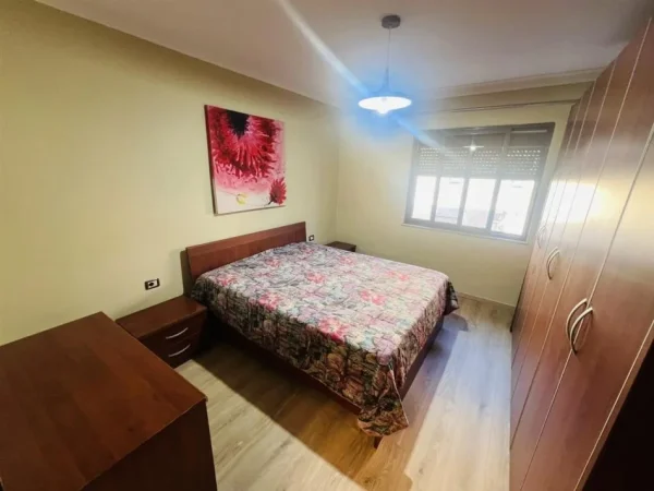 Tirane, jepet me qera apartament 2+1+Ballkon Kati 4, 70 m² 700 € (STADIUMI DINAMO)
