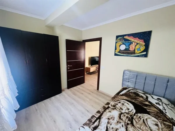 Tirane, jepet me qera apartament 2+1+Ballkon Kati 4, 70 m² 700 € (STADIUMI DINAMO)