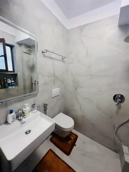 Tirane, jepet me qera apartament 2+1+Ballkon Kati 4, 70 m² 700 € (STADIUMI DINAMO)